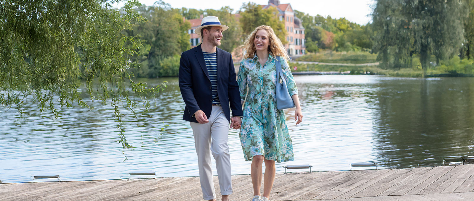 Paar vor See auf Bootssteg