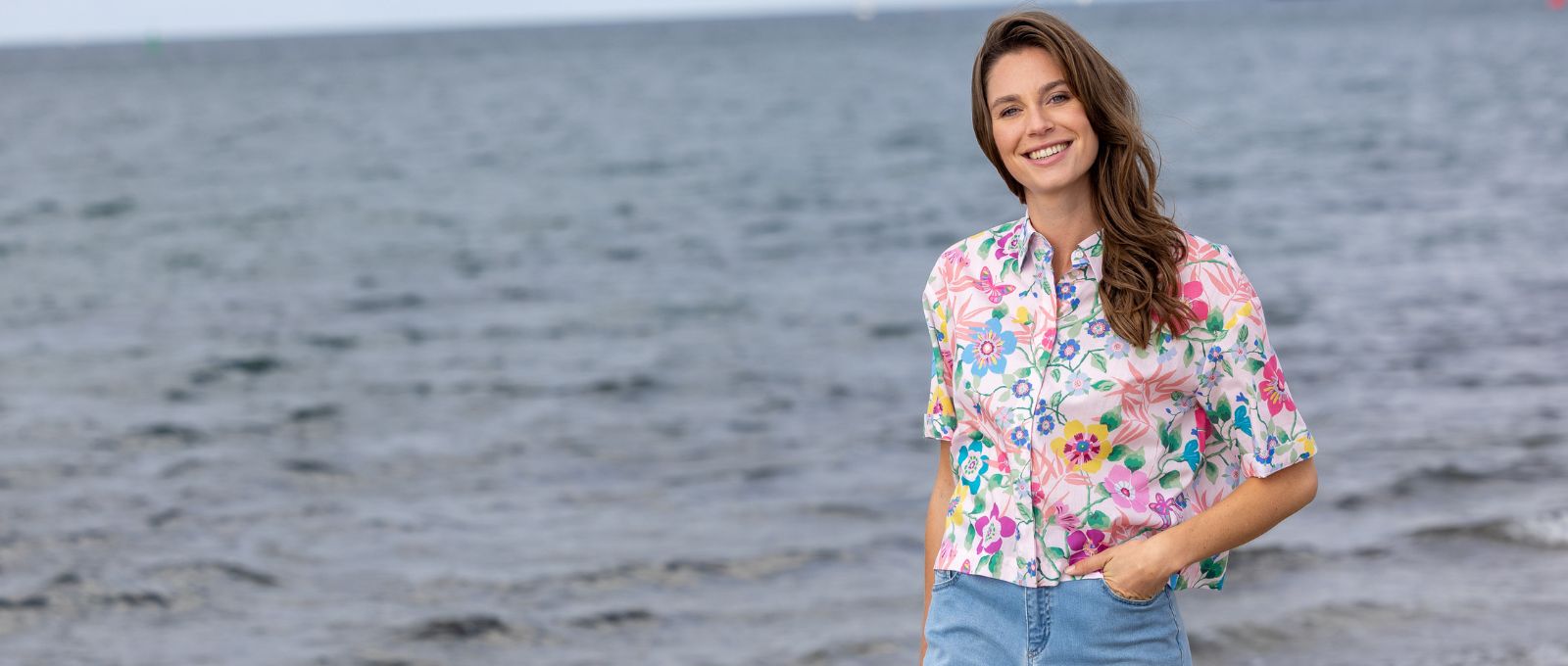 Frau in modischer Kurzarmbluse