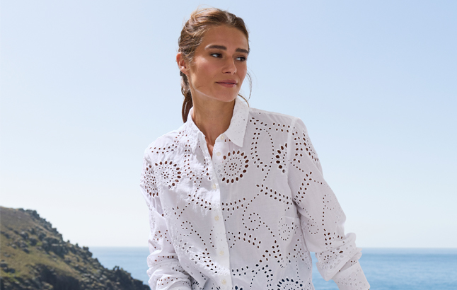 Sommerbluse mit Lochstickerei