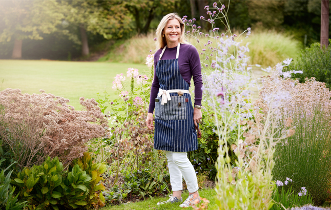 Sophie Conran mit Gartenschürze im Cottage Garden