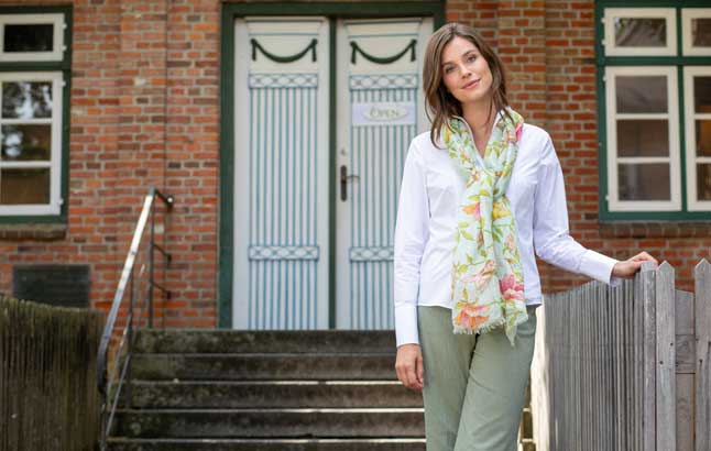 Frau vor romantischer Haustür