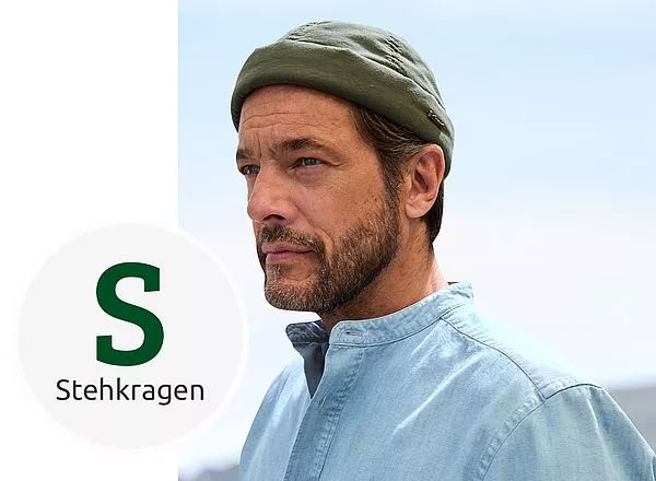 Mann im lässigen Stehkragenhemd