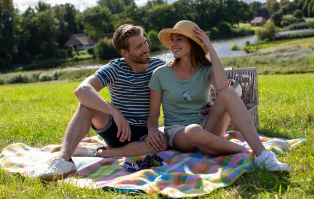 Pärchen bei sommerlichem Wetter auf einer Decke