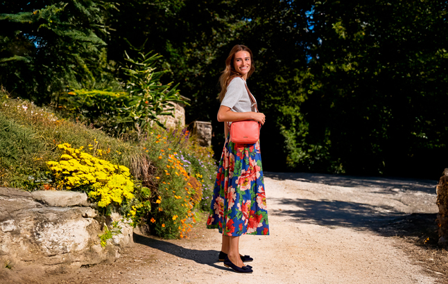 Frau im Park mit buntem Rock