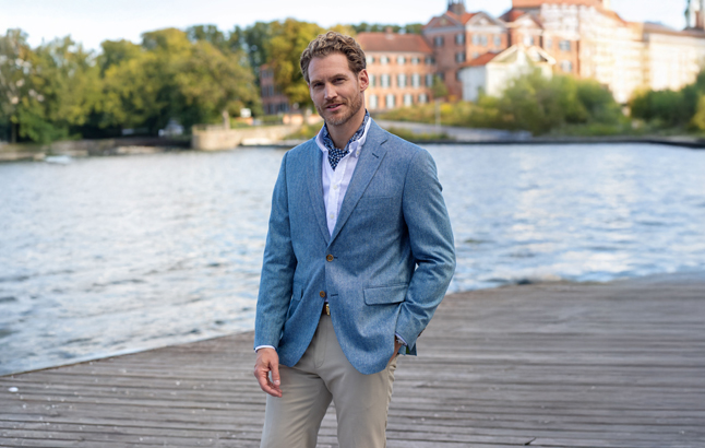 Mann im Seidentweed-Sakko auf der Mole