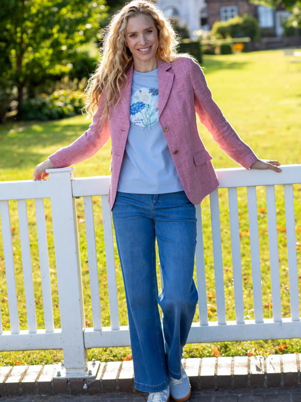 Rosa Blazer zu Blumenshirt in Lavendelfarben und Jeans kombiniert