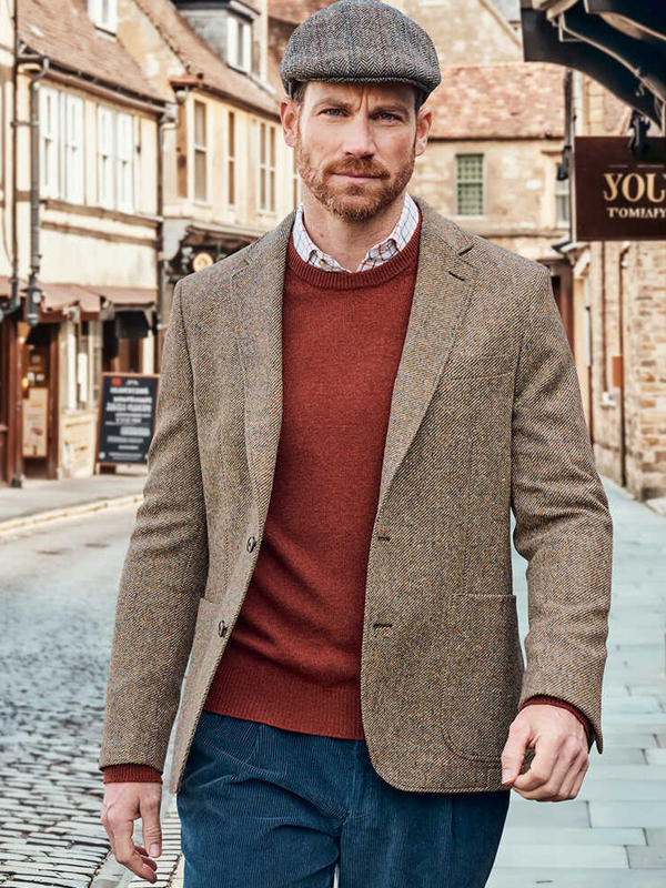 Tweedsakko klassisch mit Feinstrickpullover, Cordhose & Tweed Cap kombiniert
